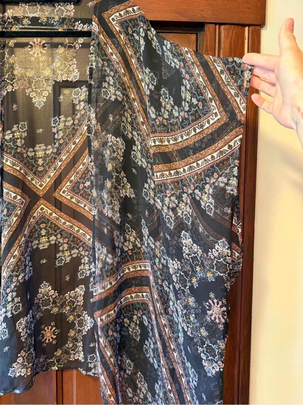 American Eagle Outfitters Black Sheer Floral Kimono - Picture 3 of 3